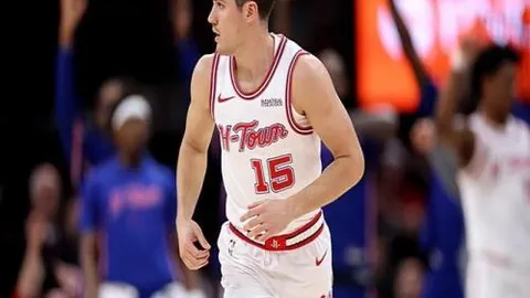 李添荣遗憾失手：空篮不中篮板争抢再掀紧张局面